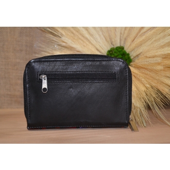 Portmonetka z czarnej skóry z kolorowym kwiatowym haftem.